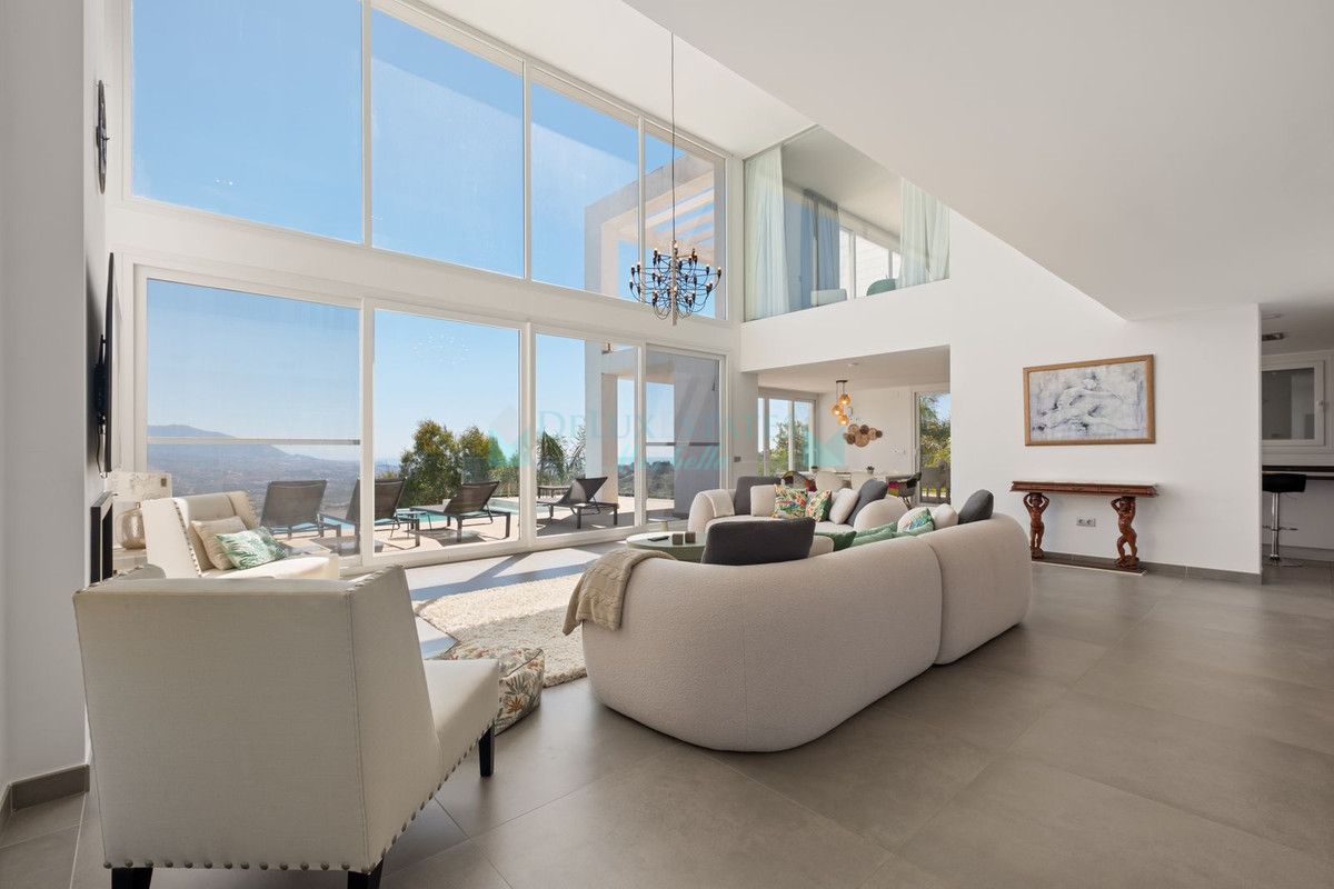 Villa for sale in La Mairena, Marbella East