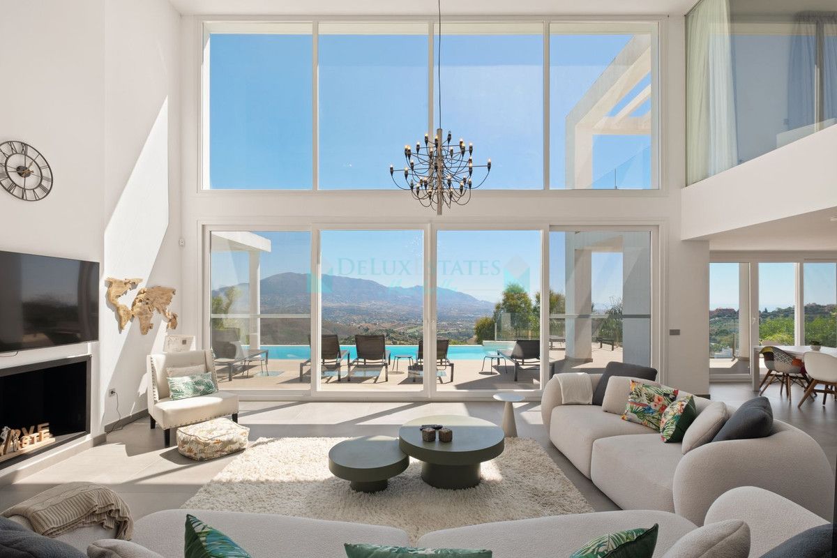 Villa for sale in La Mairena, Marbella East