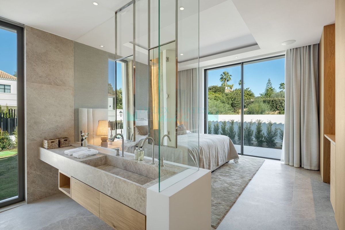 Villa for sale in Nueva Andalucia