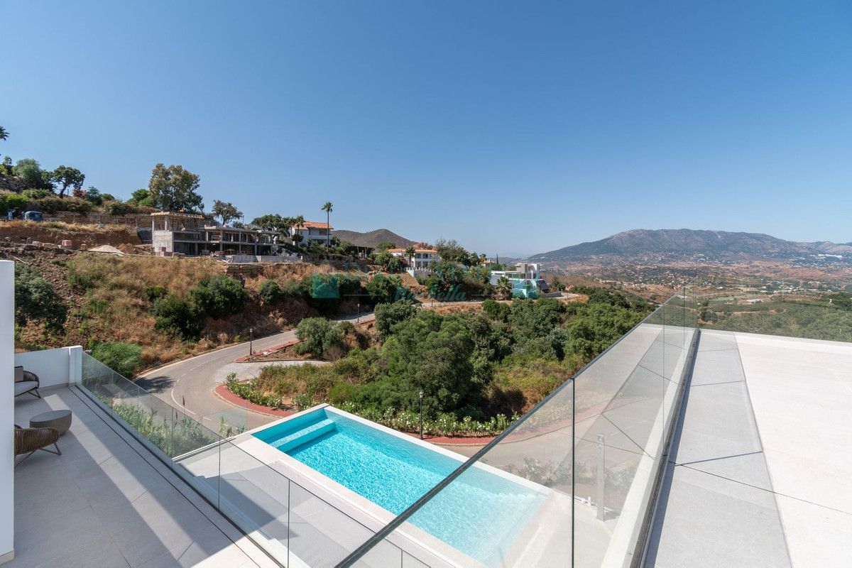 Villa for sale in La Mairena, Marbella East