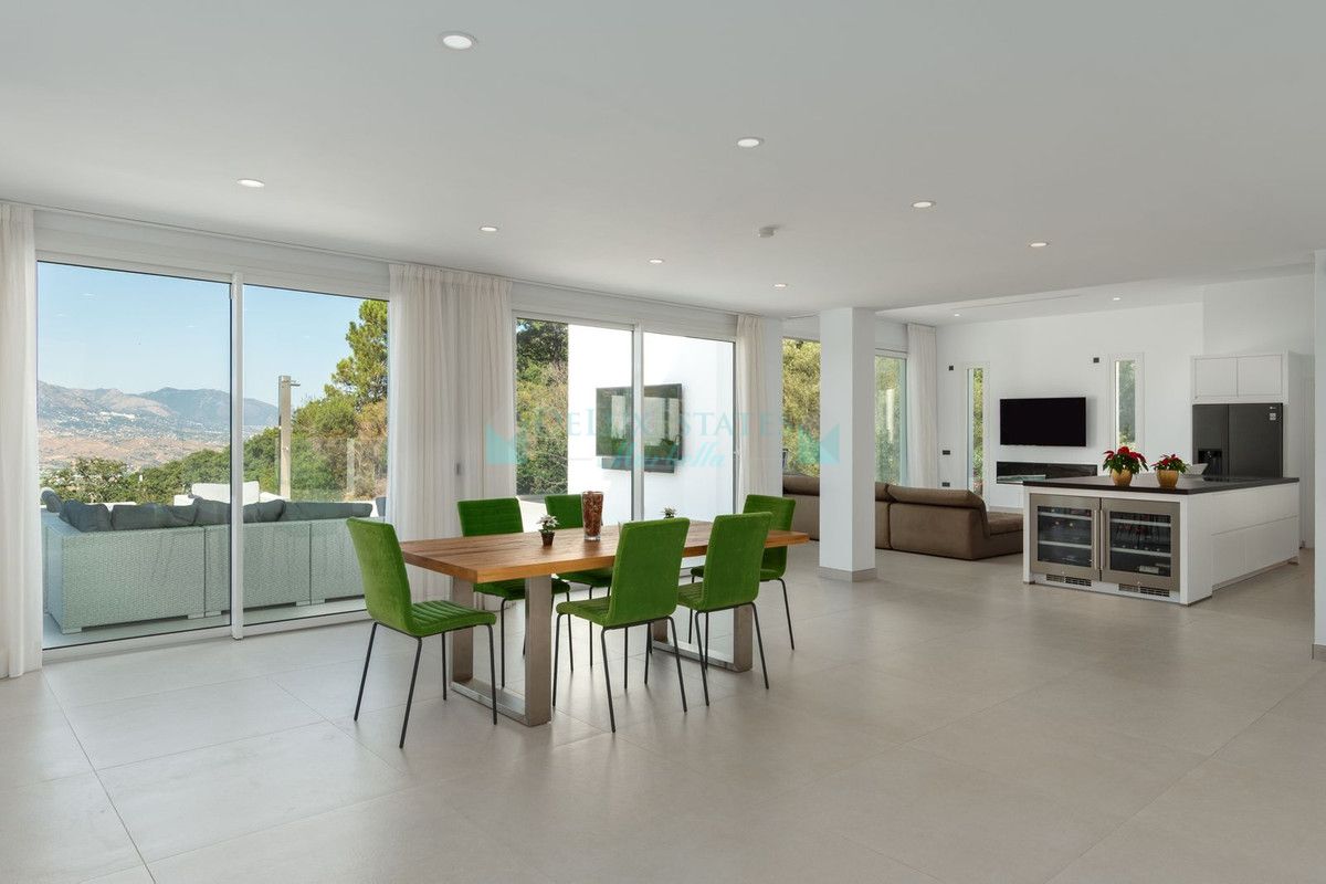 Villa for sale in La Mairena, Marbella East