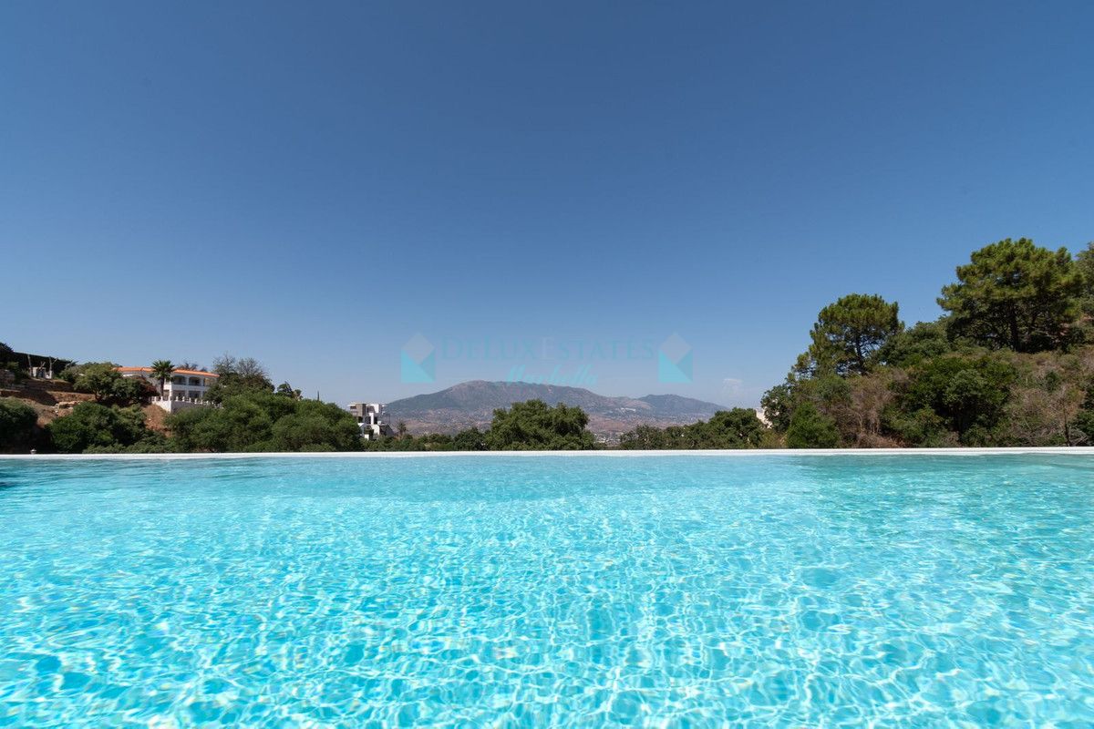 Villa for sale in La Mairena, Marbella East