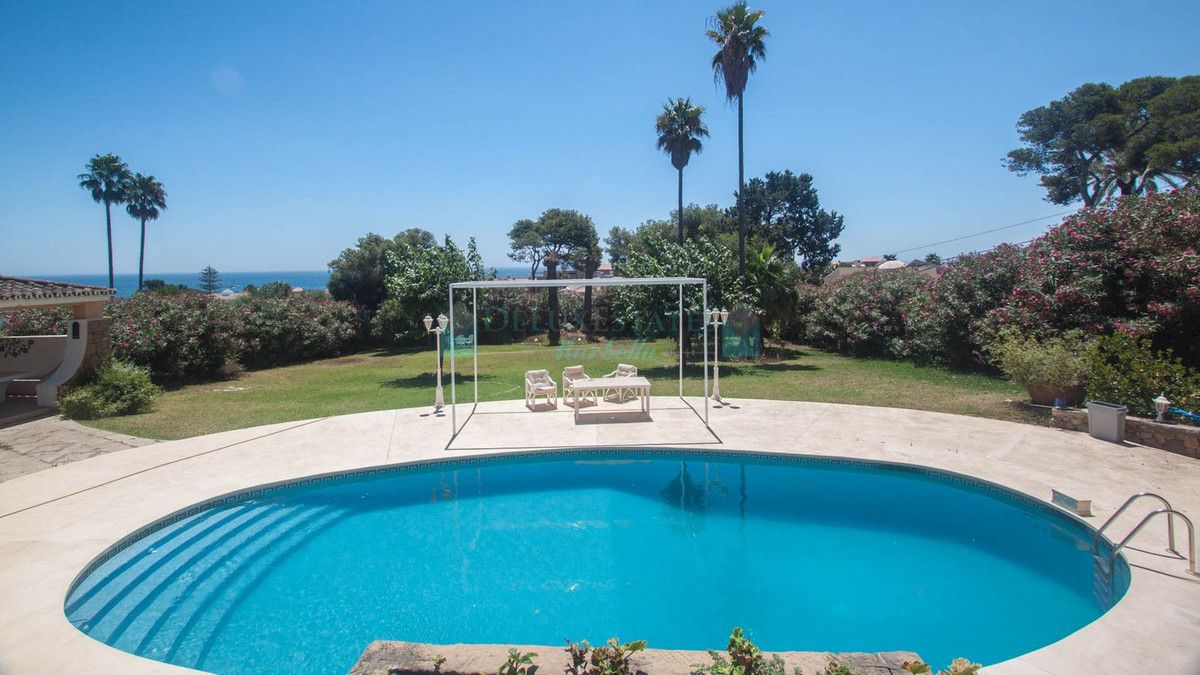 Villa for sale in Estepona