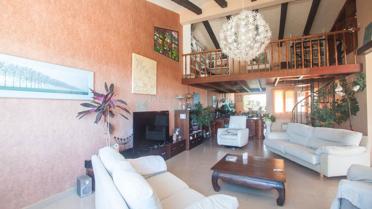 Villa for sale in Estepona