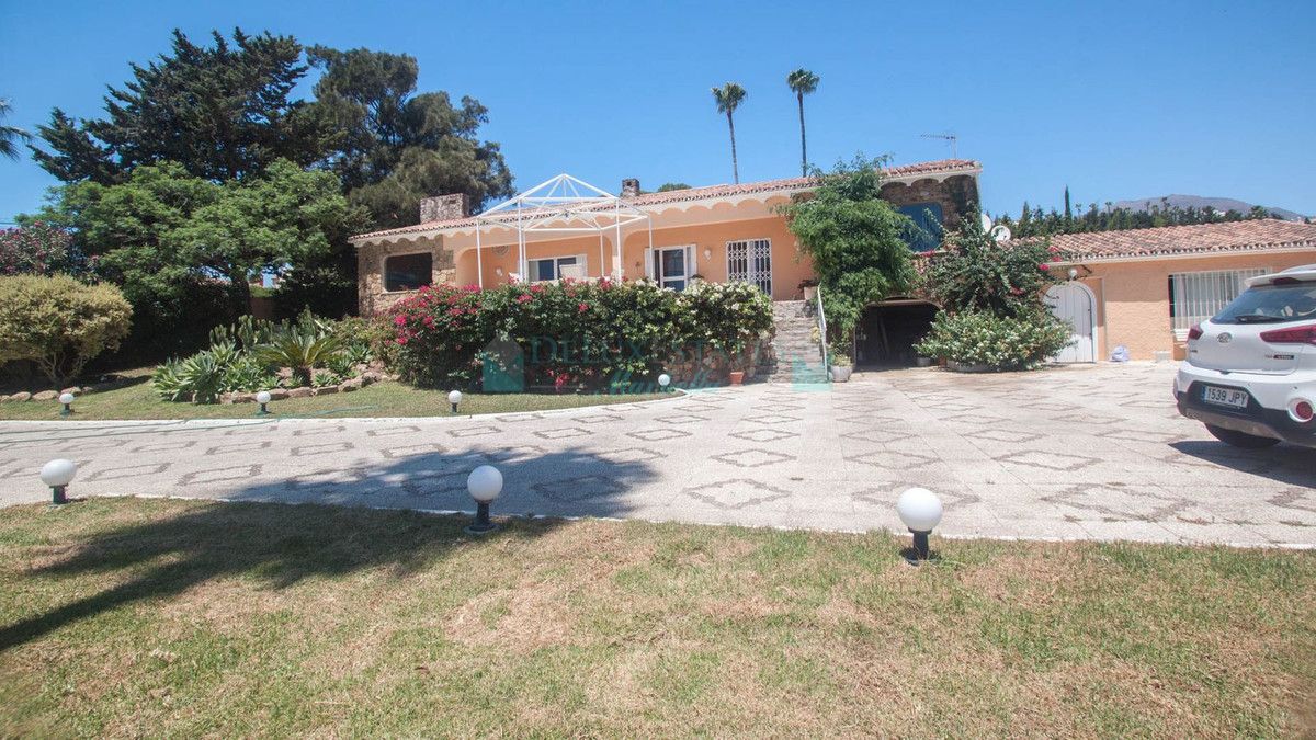 Villa for sale in Estepona