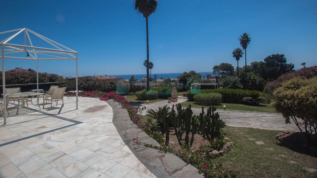 Villa for sale in Estepona