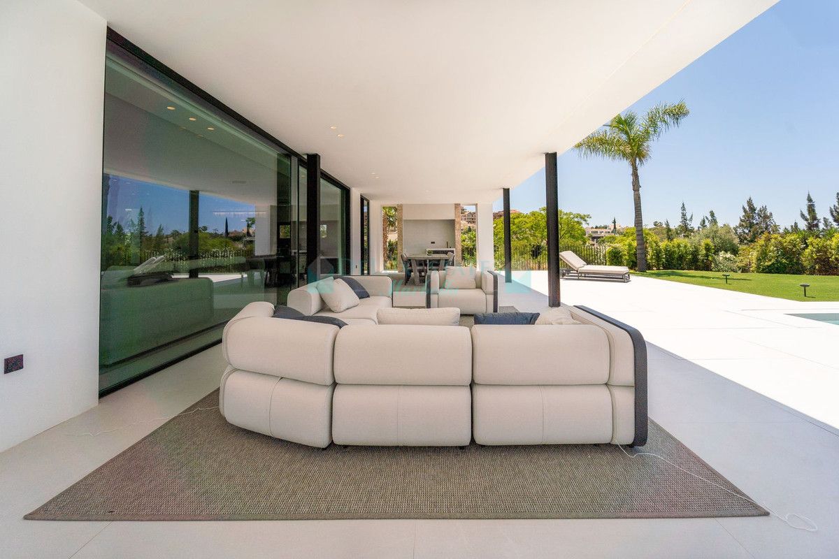 Villa for sale in Nueva Andalucia