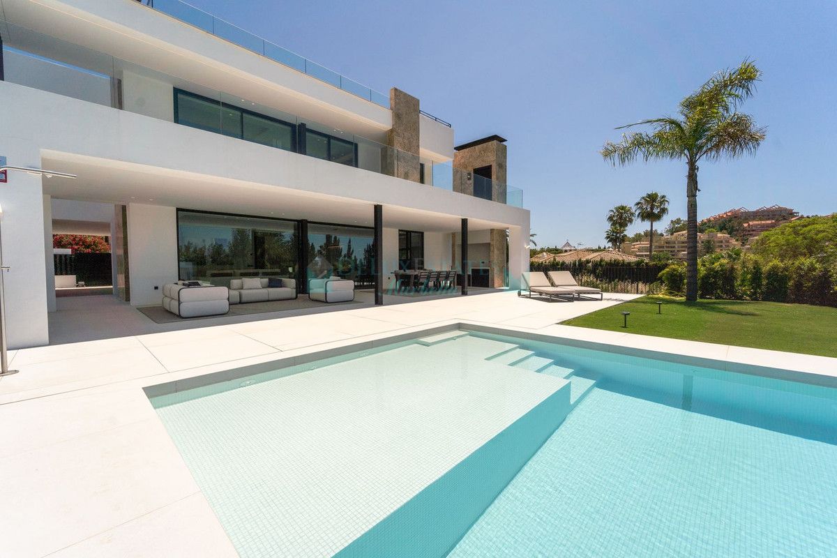 Villa for sale in Nueva Andalucia