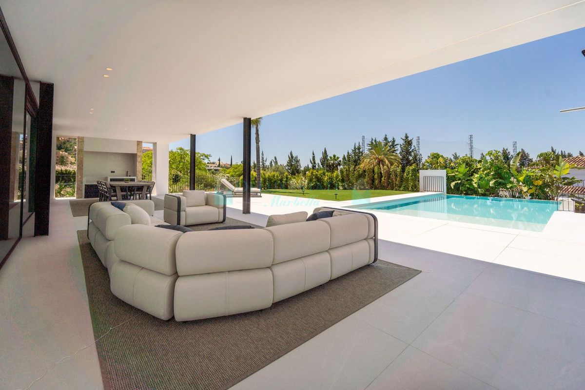 Villa for sale in Nueva Andalucia