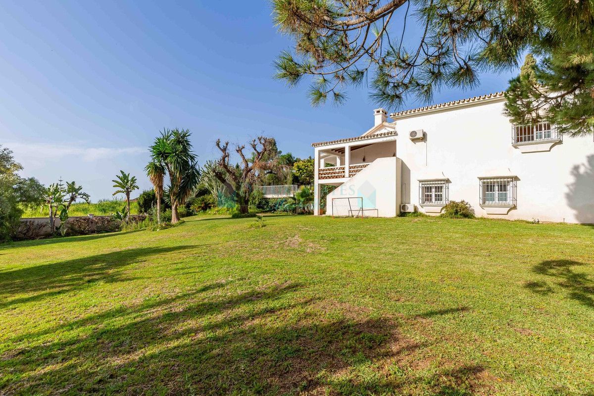 Villa for sale in El Paraiso, Estepona