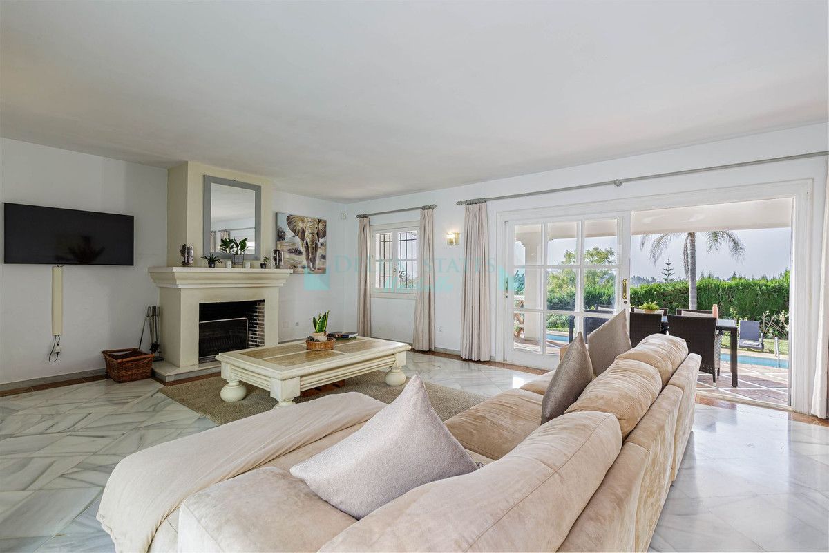 Villa for sale in El Paraiso, Estepona