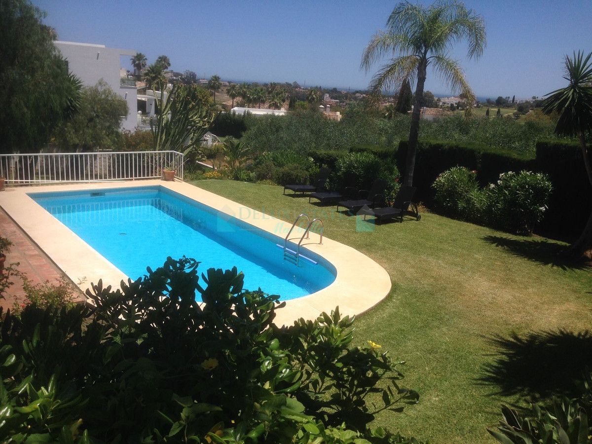 Villa for sale in El Paraiso, Estepona