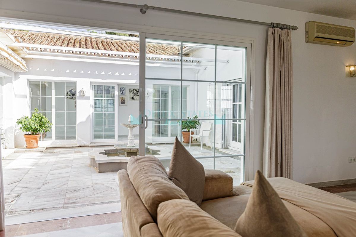Villa for sale in El Paraiso, Estepona