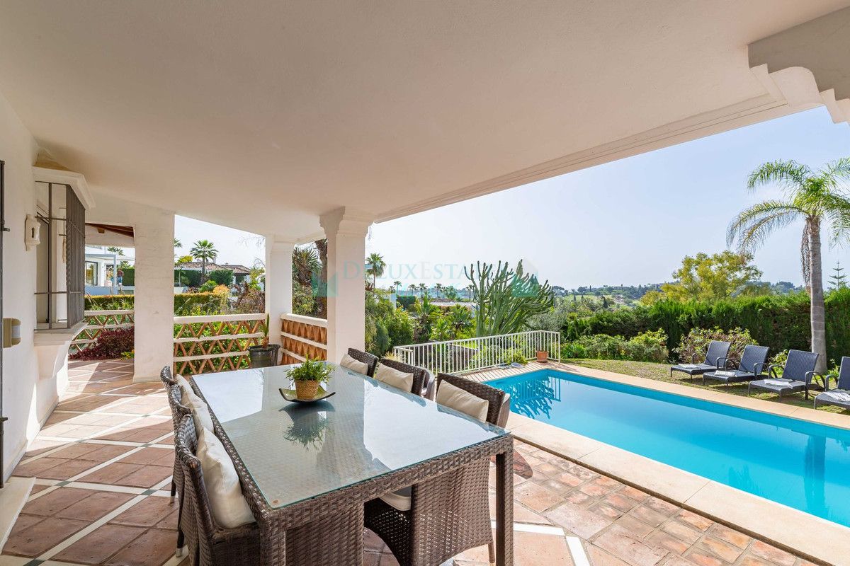 Villa for sale in El Paraiso, Estepona