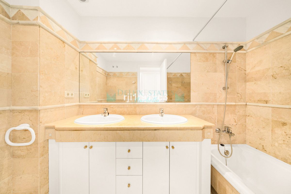 Ground Floor Apartment for sale in Elviria, Marbella East
