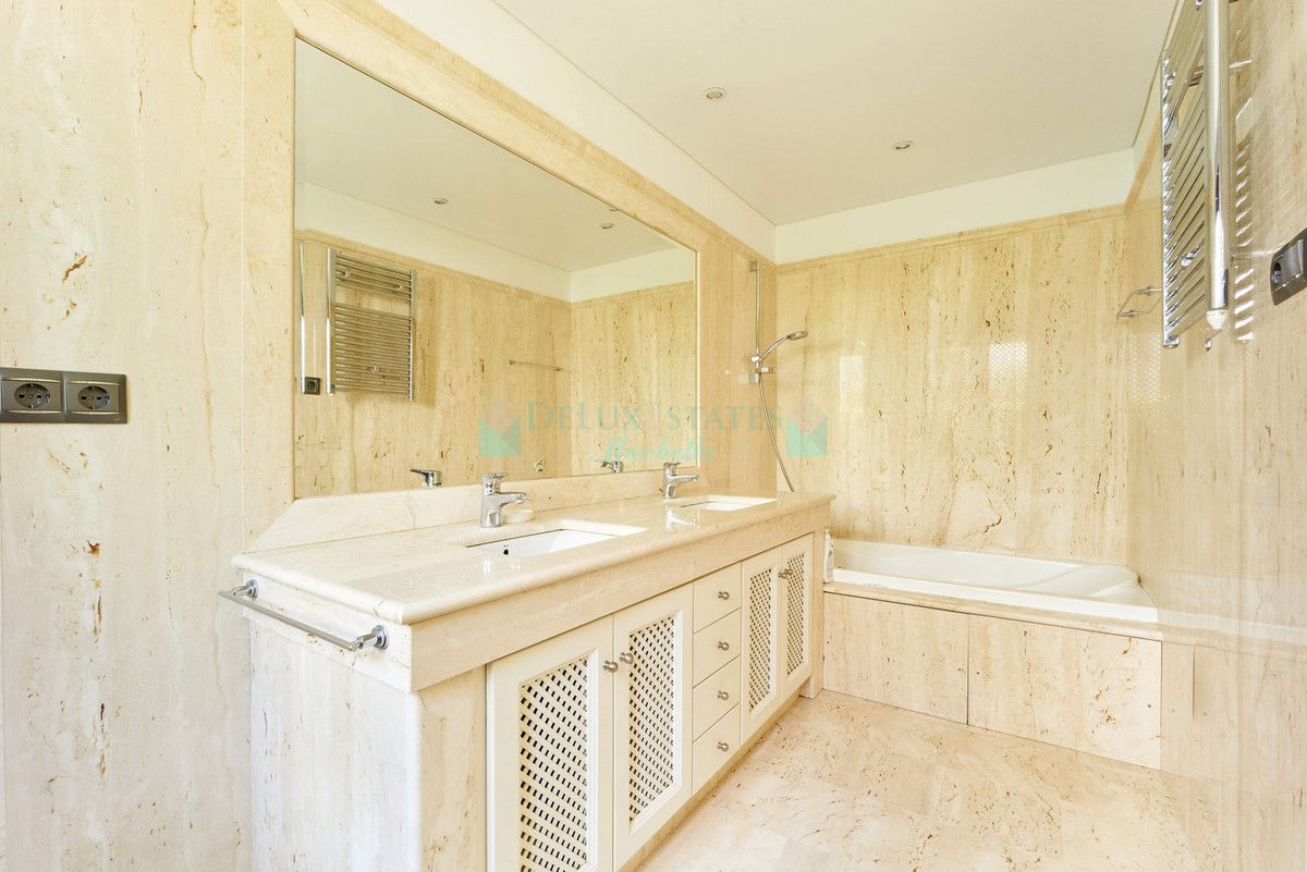 Ground Floor Apartment for sale in Estepona