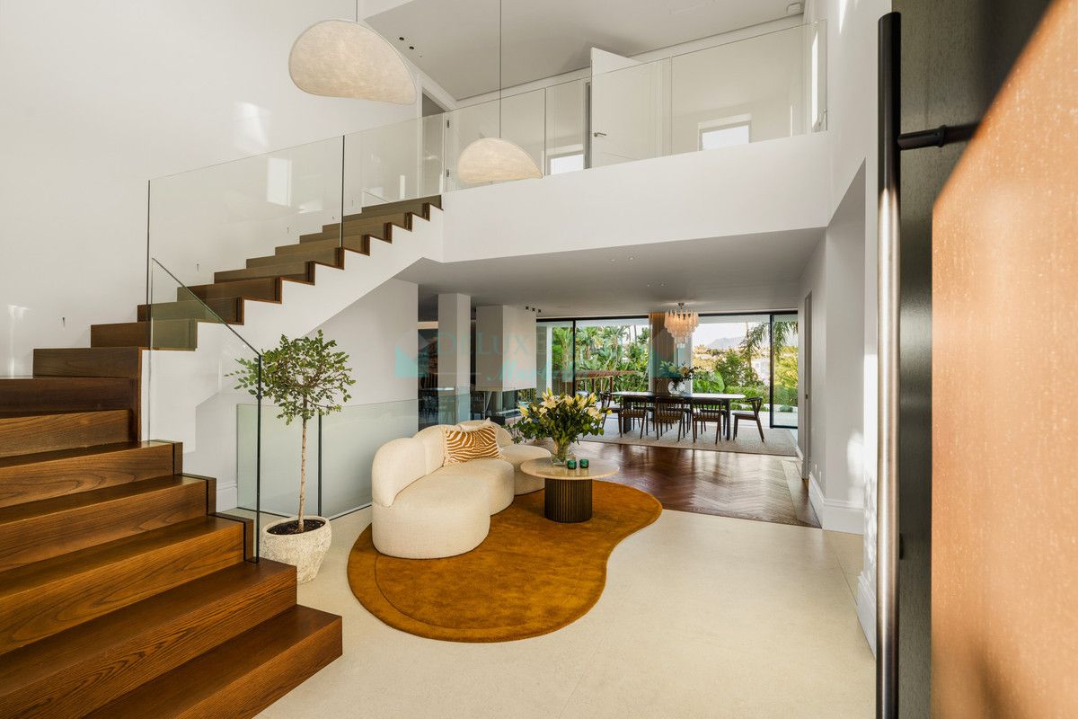 Villa for sale in Nueva Andalucia