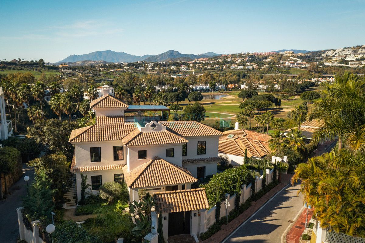 Villa for sale in Nueva Andalucia