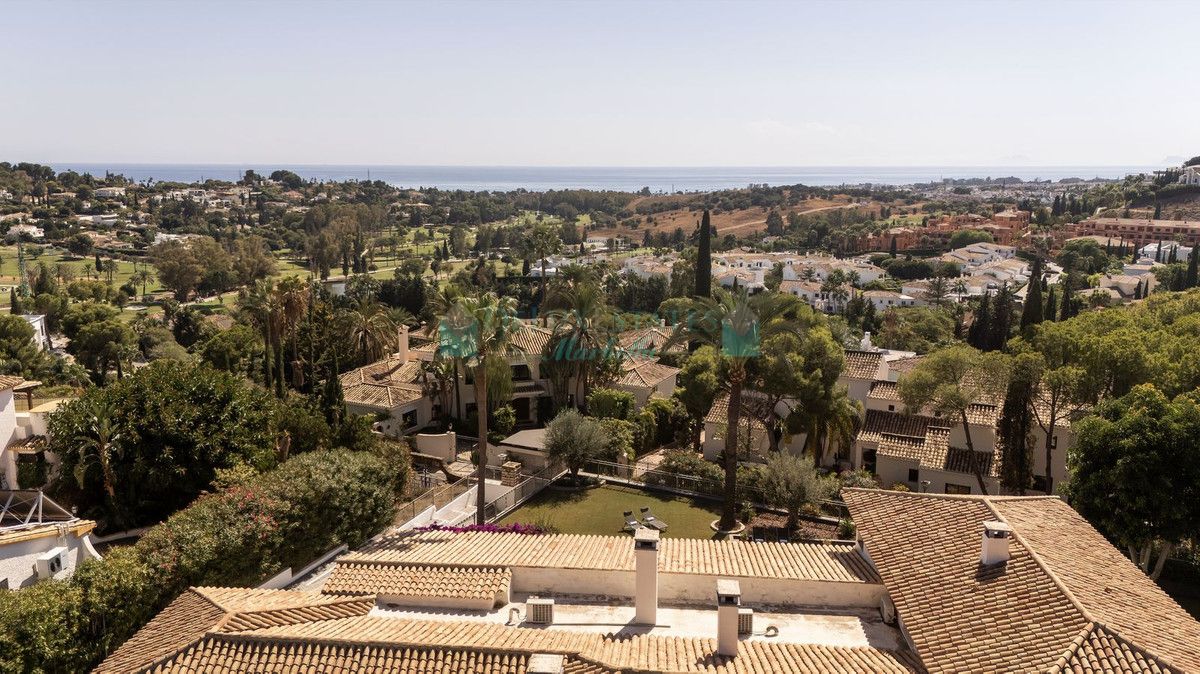 Villa for sale in El Paraiso, Estepona