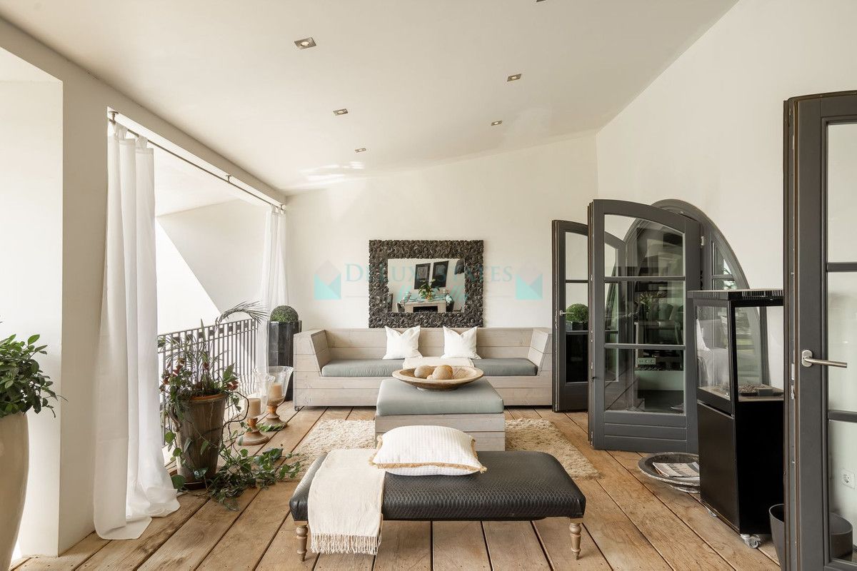 Villa for sale in El Paraiso, Estepona