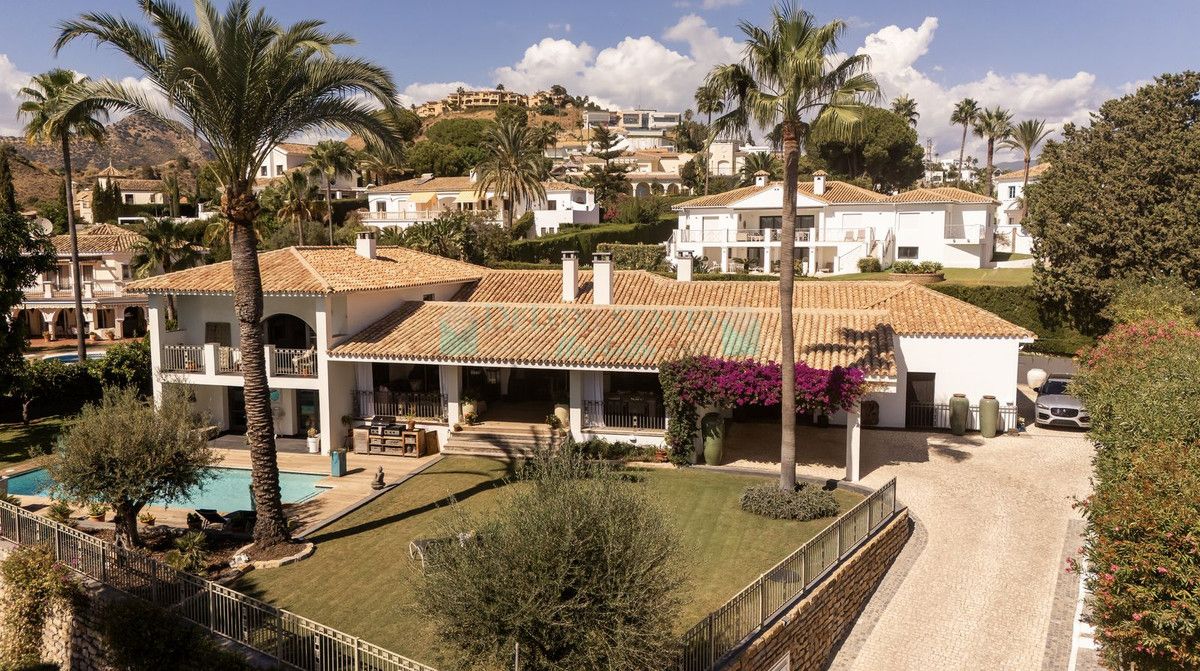Villa for sale in El Paraiso, Estepona
