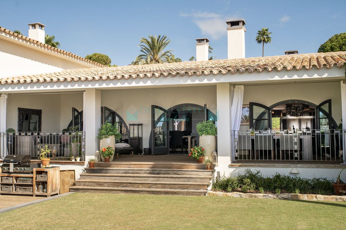 Villa for sale in El Paraiso, Estepona
