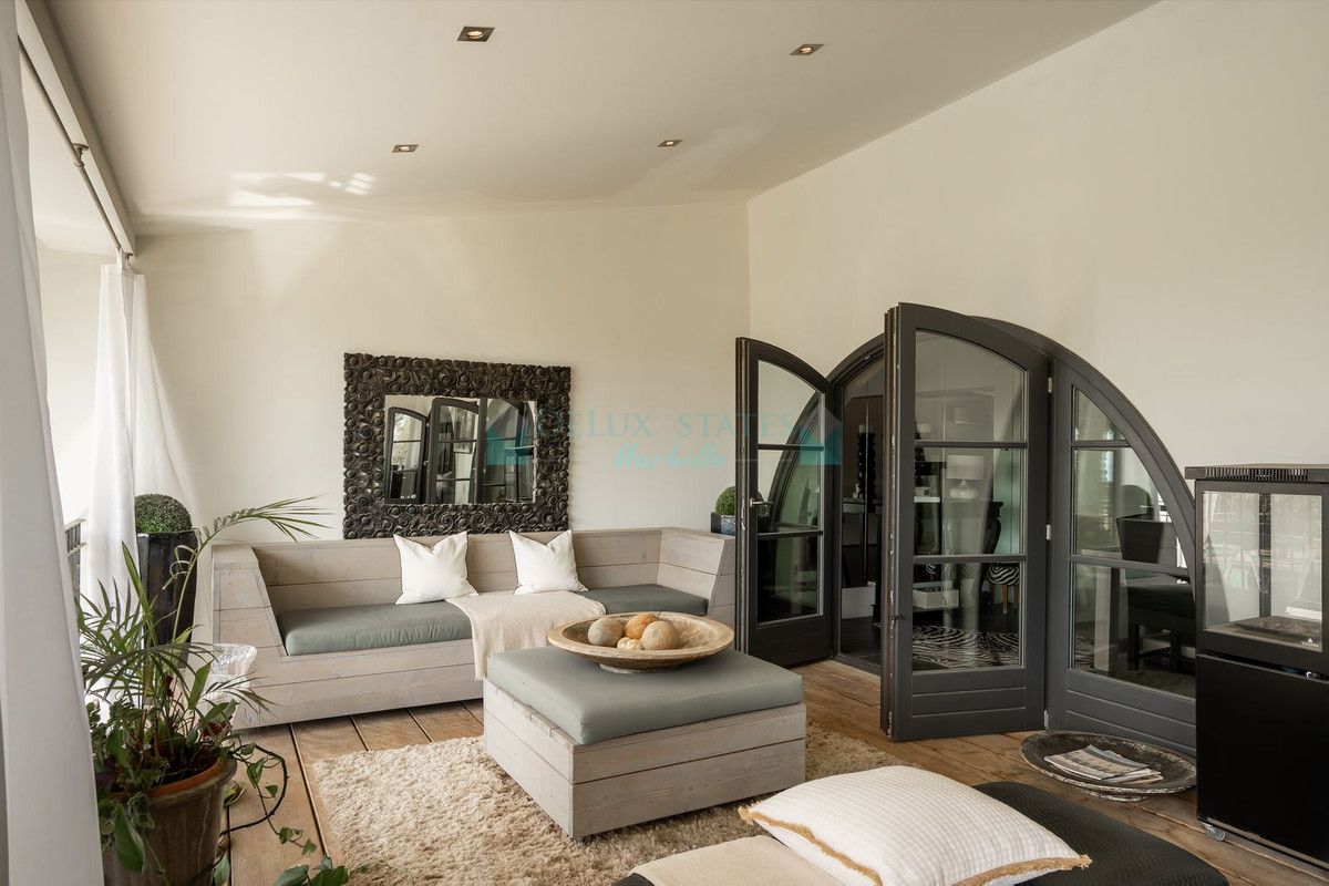 Villa for sale in El Paraiso, Estepona