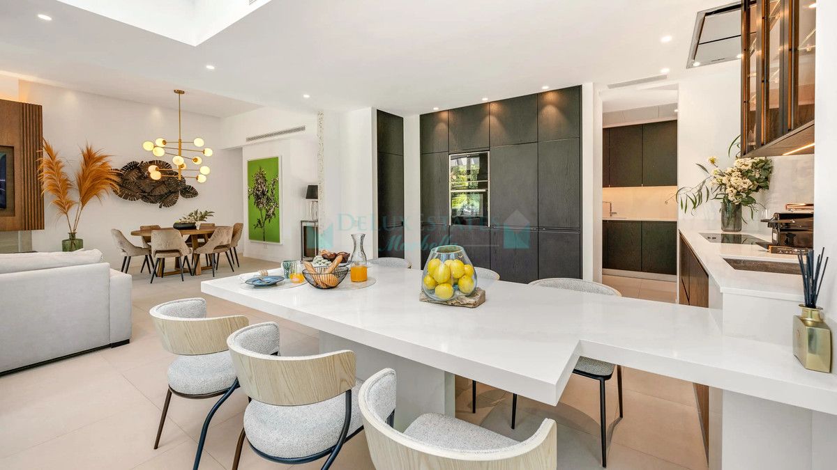 Villa for sale in El Paraiso, Estepona