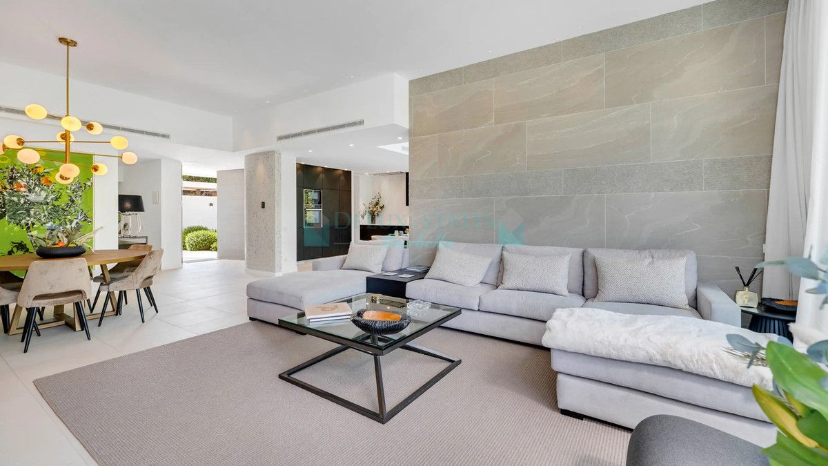 Villa for sale in El Paraiso, Estepona