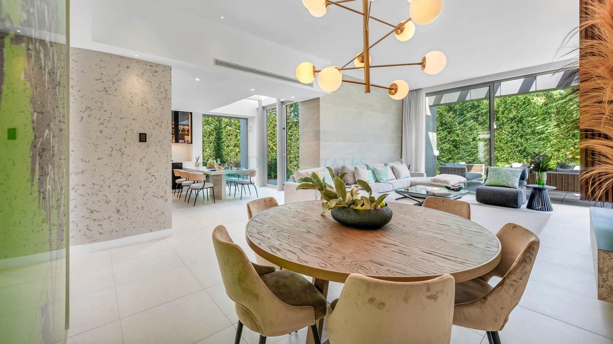 Villa for sale in El Paraiso, Estepona