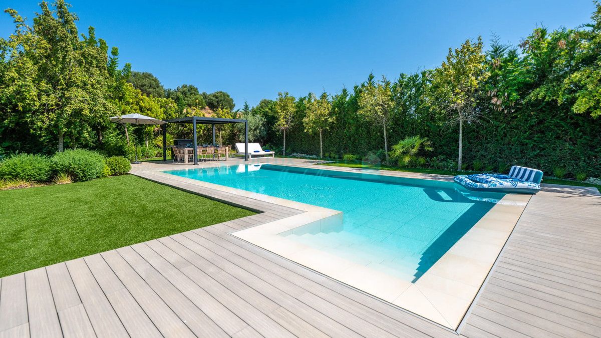 Villa for sale in El Paraiso, Estepona