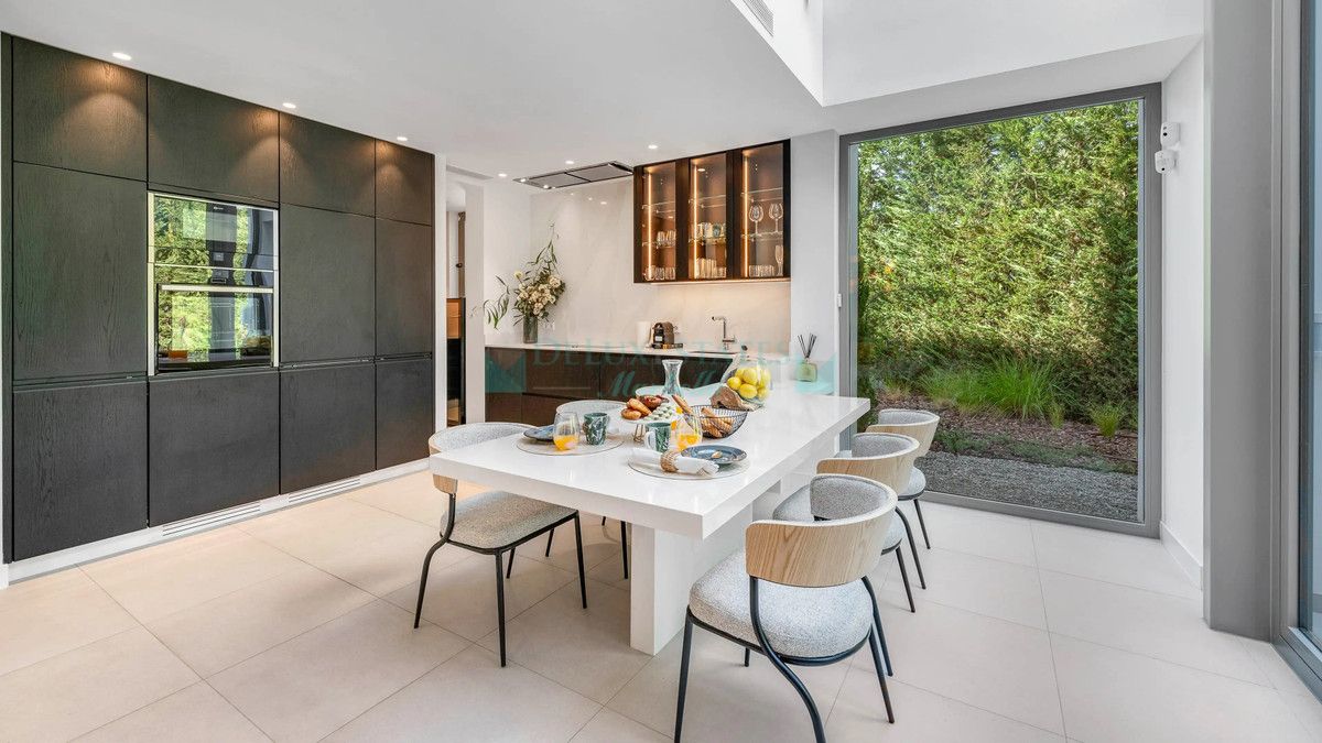 Villa for sale in El Paraiso, Estepona