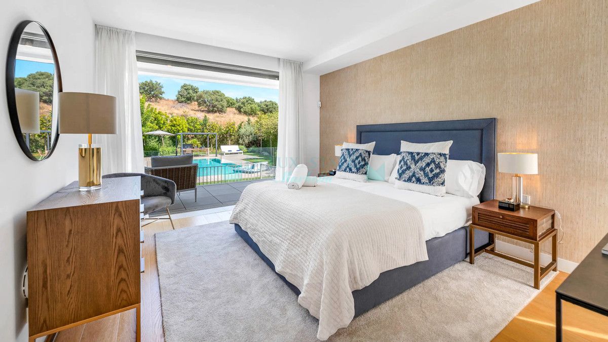 Villa for sale in El Paraiso, Estepona