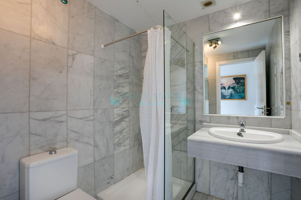 Apartment for sale in Benahavis