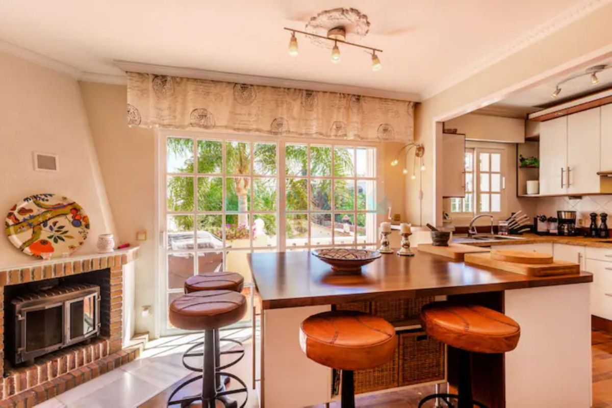 Villa for sale in Nueva Andalucia