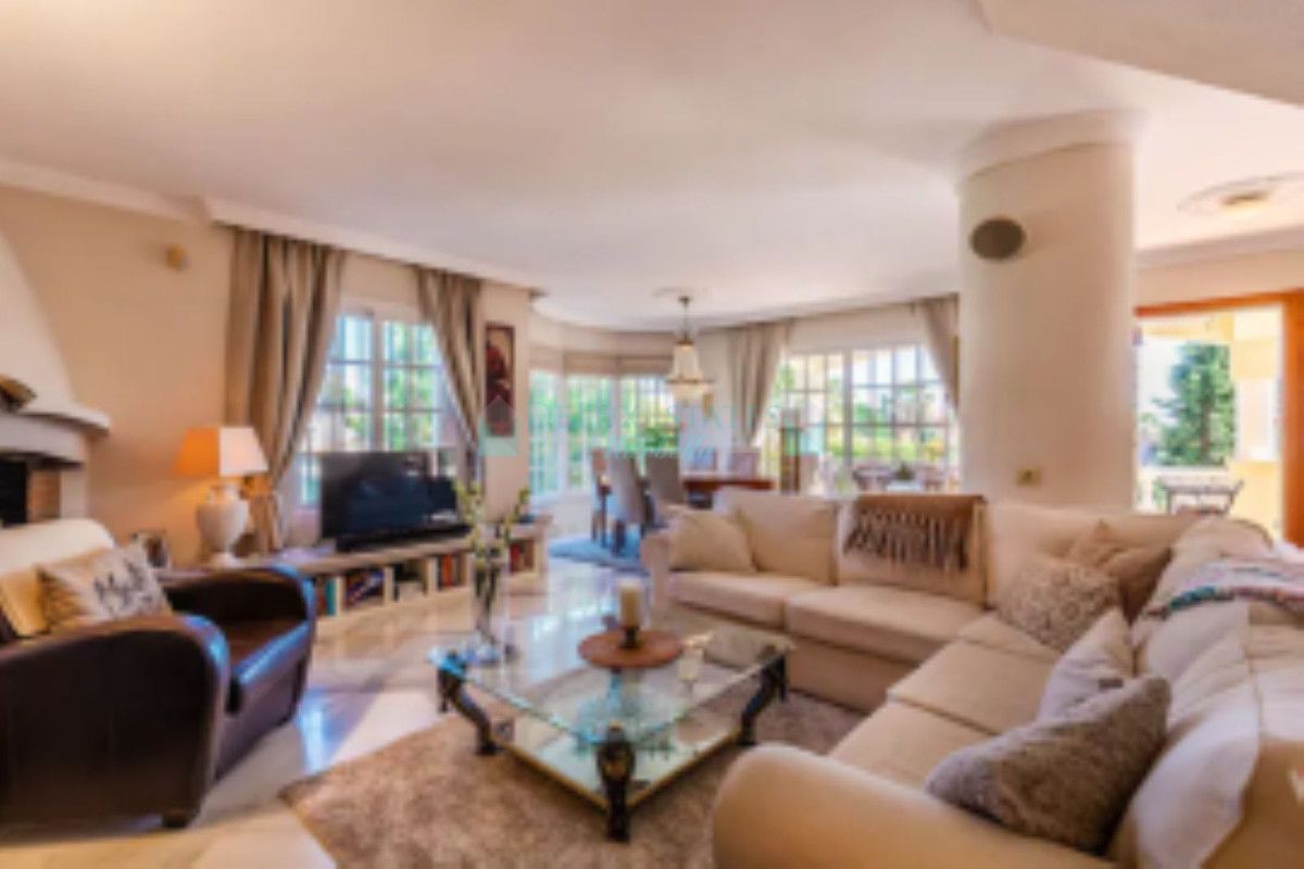 Villa for sale in Nueva Andalucia