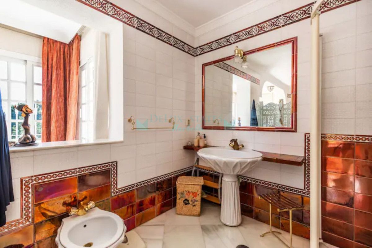 Villa for sale in Nueva Andalucia