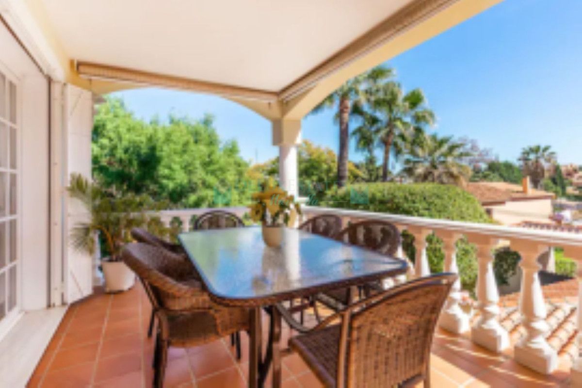 Villa for sale in Nueva Andalucia