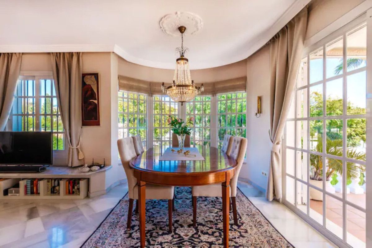 Villa for sale in Nueva Andalucia