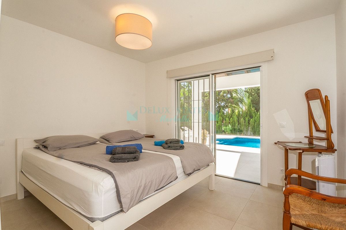 Villa en venta en Elviria, Marbella Este