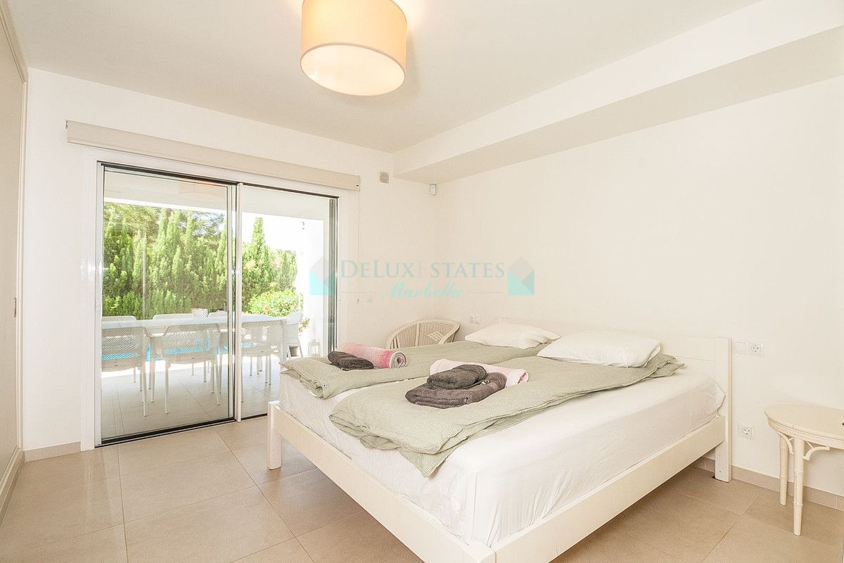 Villa en venta en Elviria, Marbella Este