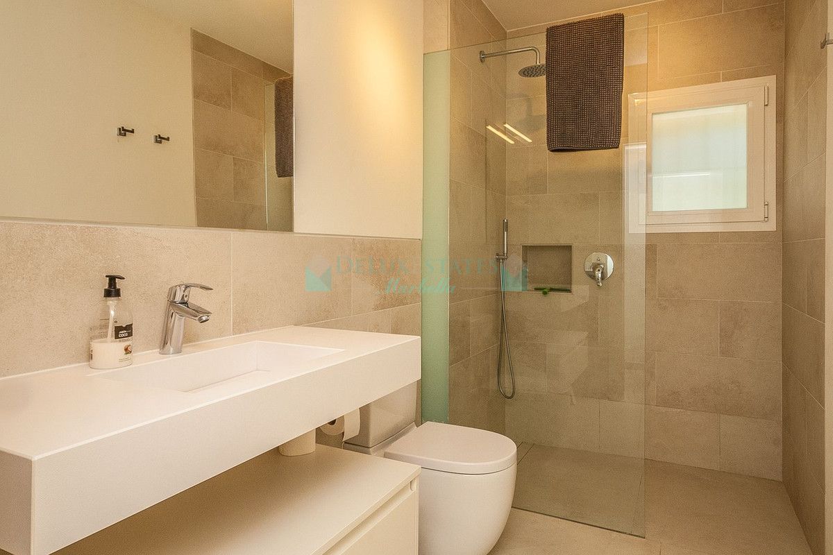 Villa en venta en Elviria, Marbella Este