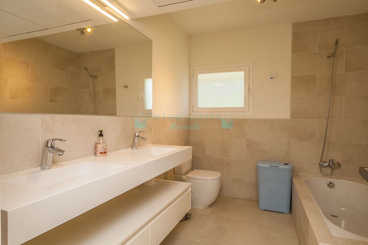 Villa en venta en Elviria, Marbella Este
