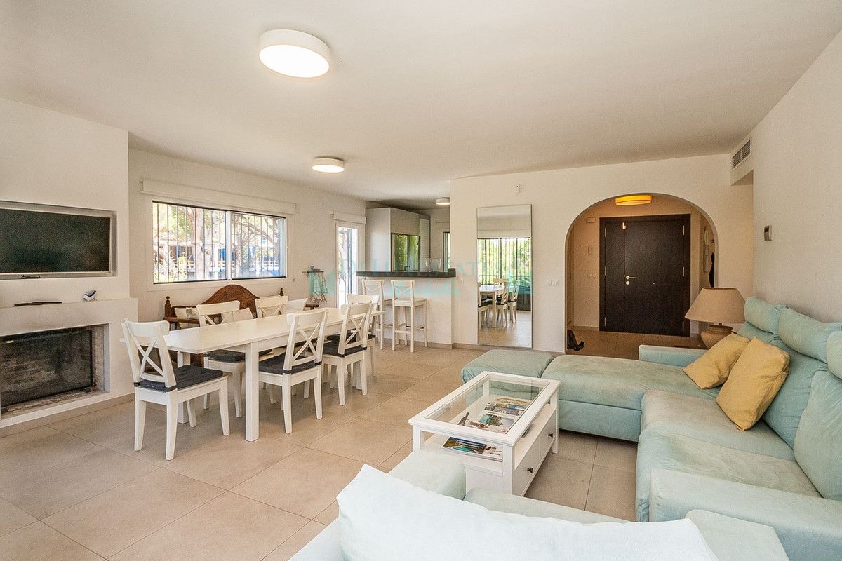 Villa en venta en Elviria, Marbella Este