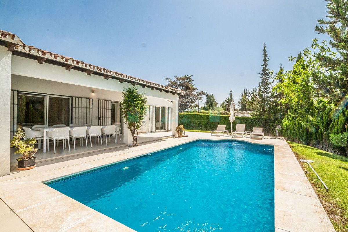 Villa en venta en Elviria, Marbella Este