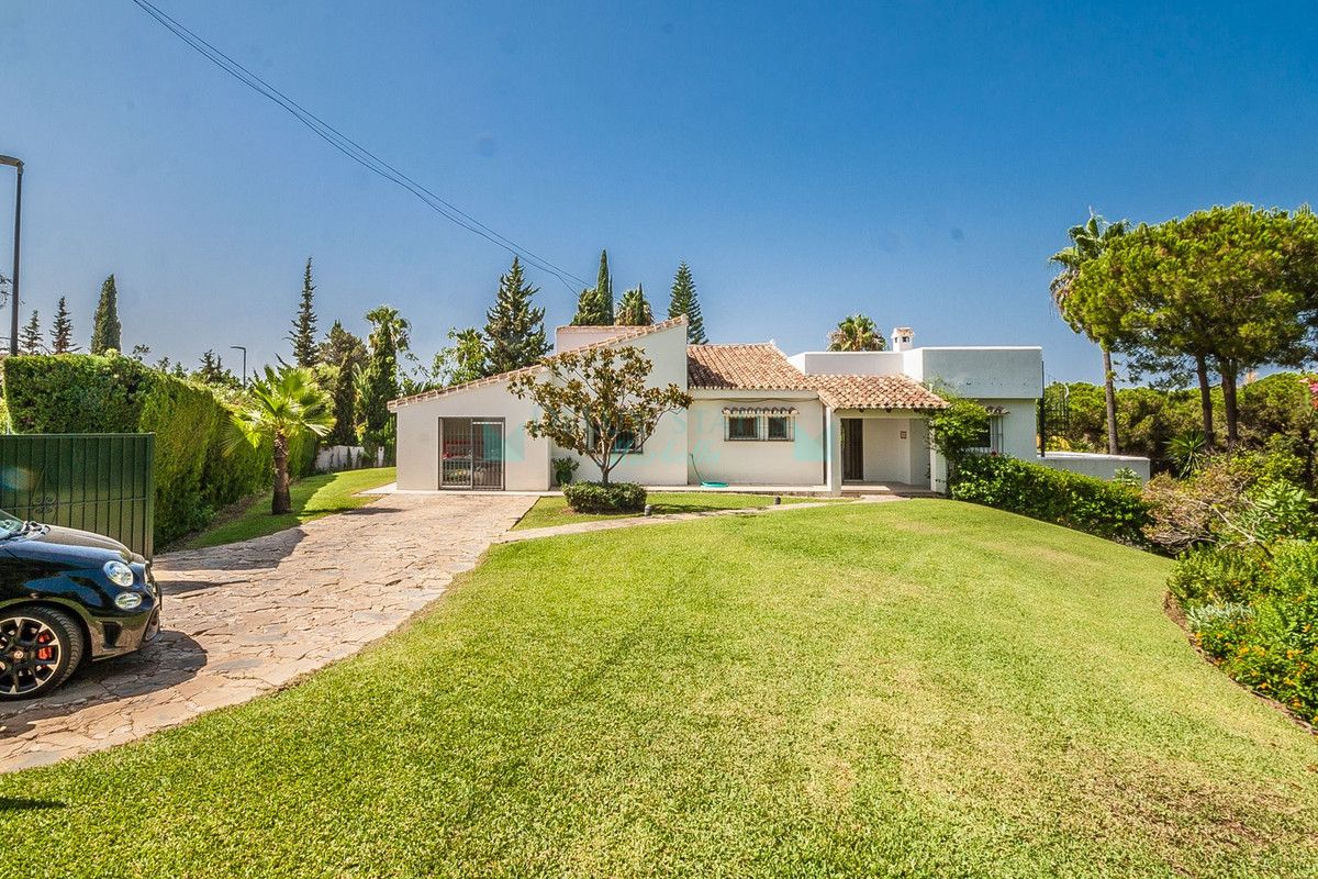 Villa en venta en Elviria, Marbella Este
