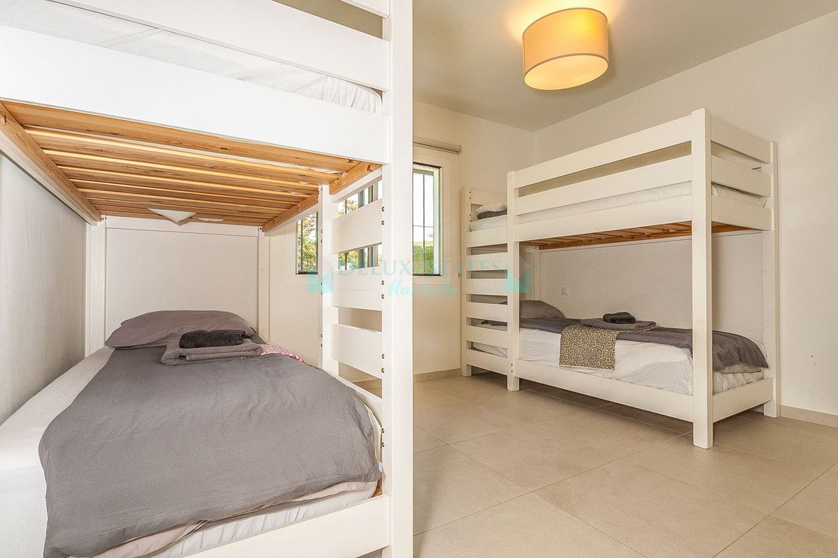 Villa en venta en Elviria, Marbella Este