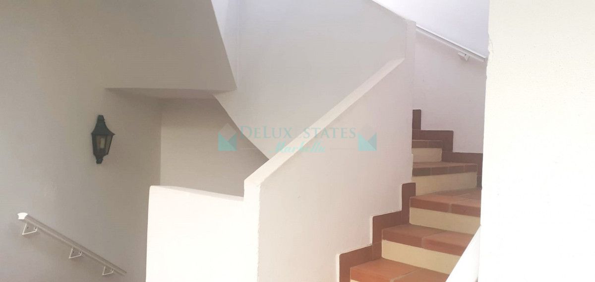 Office for sale in Nueva Andalucia