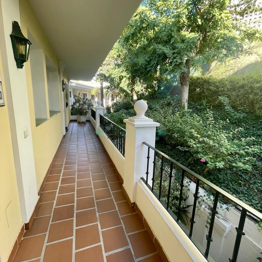 Office for sale in Nueva Andalucia