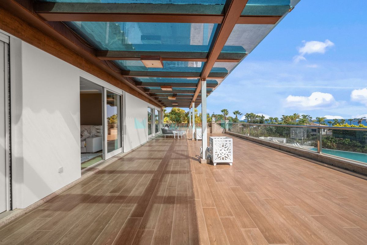 Villa for sale in Bahia de Marbella, Marbella East